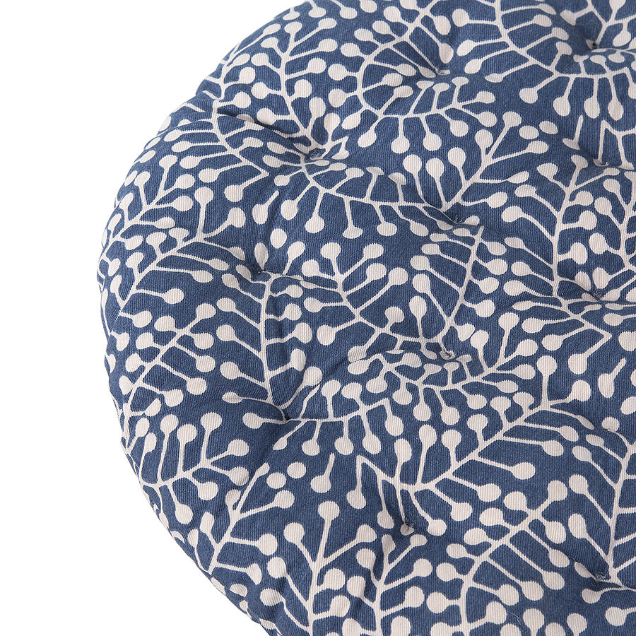 Подушка на стул круглая темно-синего цвета с принтом Спелая Смородина из коллекции Scandinavian touch, 40 см - фото 7