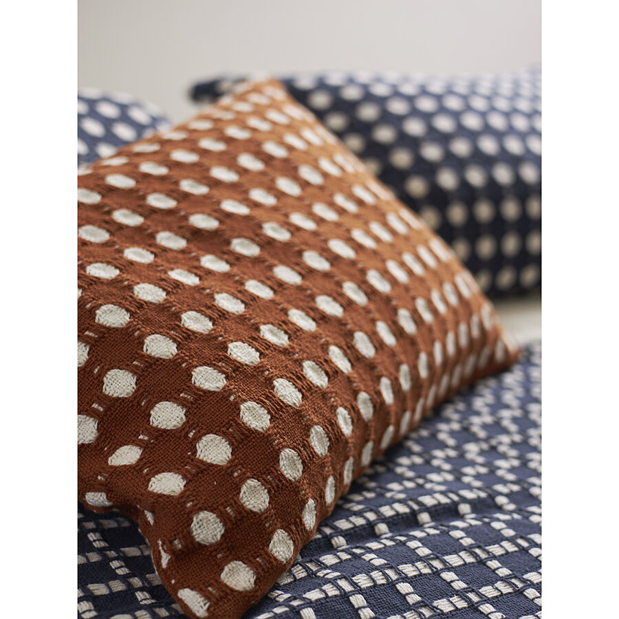 Чехол на подушку из хлопка Polka dots карамельного цвета из коллекции Essential, 40x60 см - фото 3