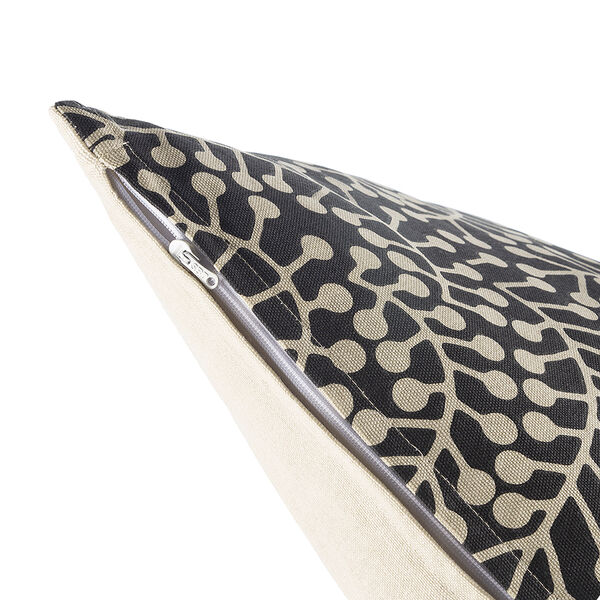 Подушка декоративная черного цвета с принтом Спелая Смородина из коллекции Scandinavian touch, 45х45 см - фото 6