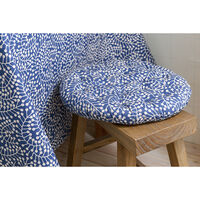 Подушка на стул круглая темно-синего цвета с принтом Спелая Смородина из коллекции Scandinavian touch, 40 см - фото 4