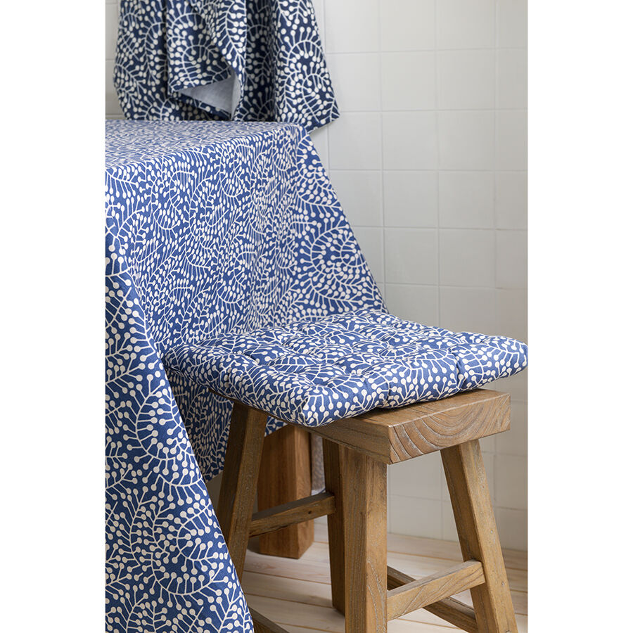 Подушка на стул темно-синего цвета с принтом Спелая Смородина из коллекции Scandinavian touch, 40х40 см - фото 2