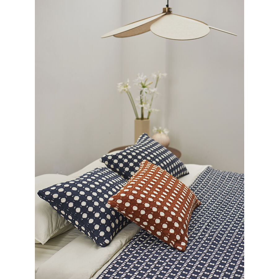 Чехол на подушку из хлопка Polka dots темно-синего цвета из коллекции Essential, 40x60 см - фото 2