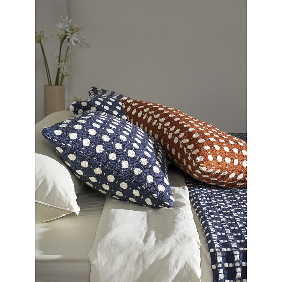 Чехол на подушку из хлопка Polka dots темно-синего цвета из коллекции Essential, 40x60 см - фото 9