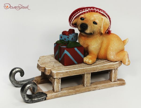 Скульптура "Собака с красной шапкой и красным подарком"