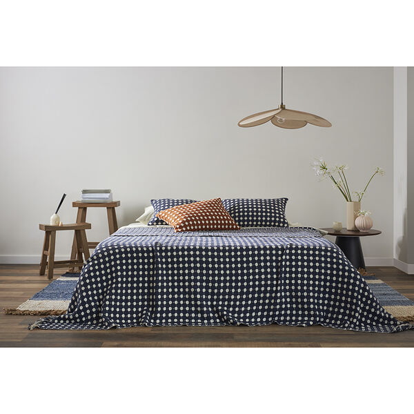 Чехол на подушку из хлопка Polka dots темно-синего цвета из коллекции Essential, 40x60 см - фото 3