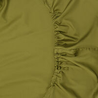 Простыня на резинке из премиального сатина оливкового цвета из коллекции Essential, 160х200х30 см - фото 4